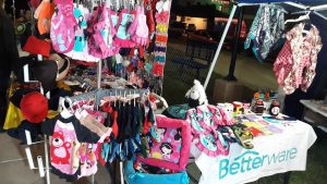 ropa artesanal para mascotas Dizoo en sus inicios en bazares nocturnos de mexicali baja california